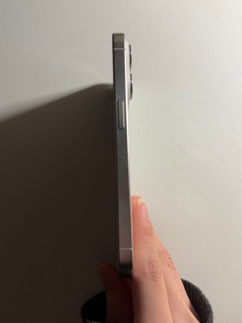 iPhone 15 pro シルバー 画面ひび割れあり