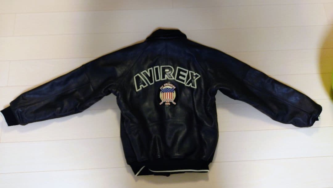ぎゅな AVIREX 黒 レザージャケット