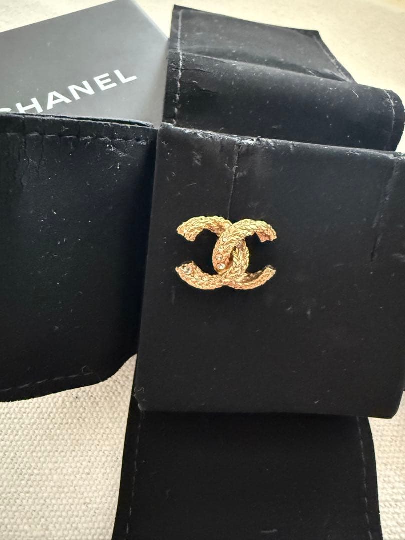 CHANEL ゴールドロゴ片耳ピアス