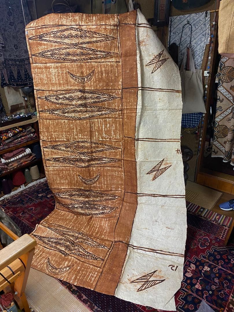 【 TAPA タパ 南太平洋、アフリカ等による樹皮布 タペストリー 】