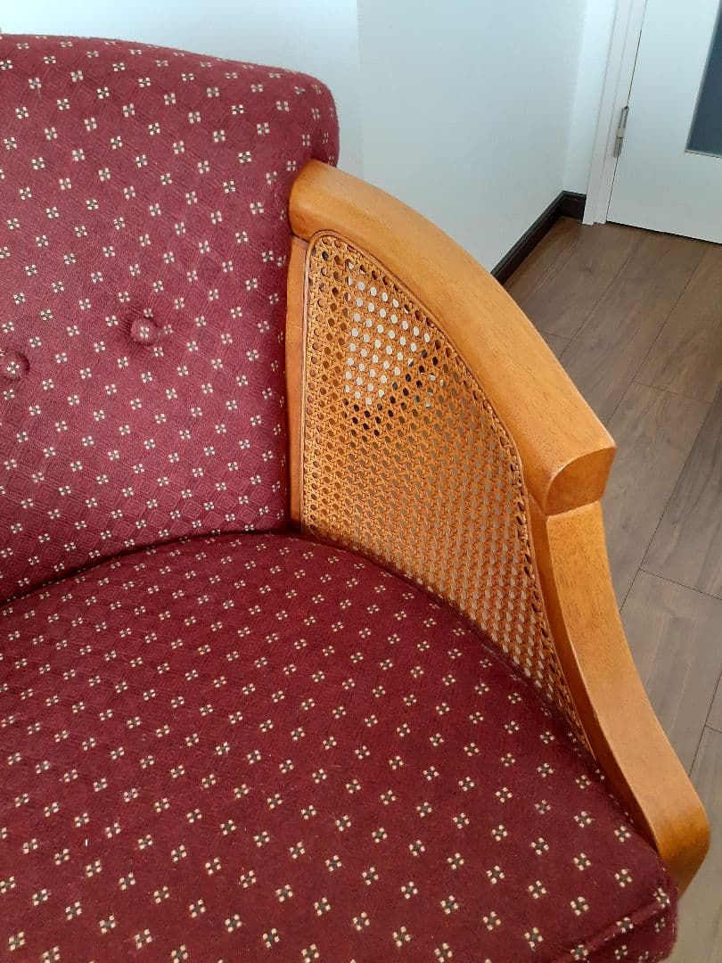 美品　ドット柄バーガンディ色ファブリック1人掛けソファ　藤編み肘