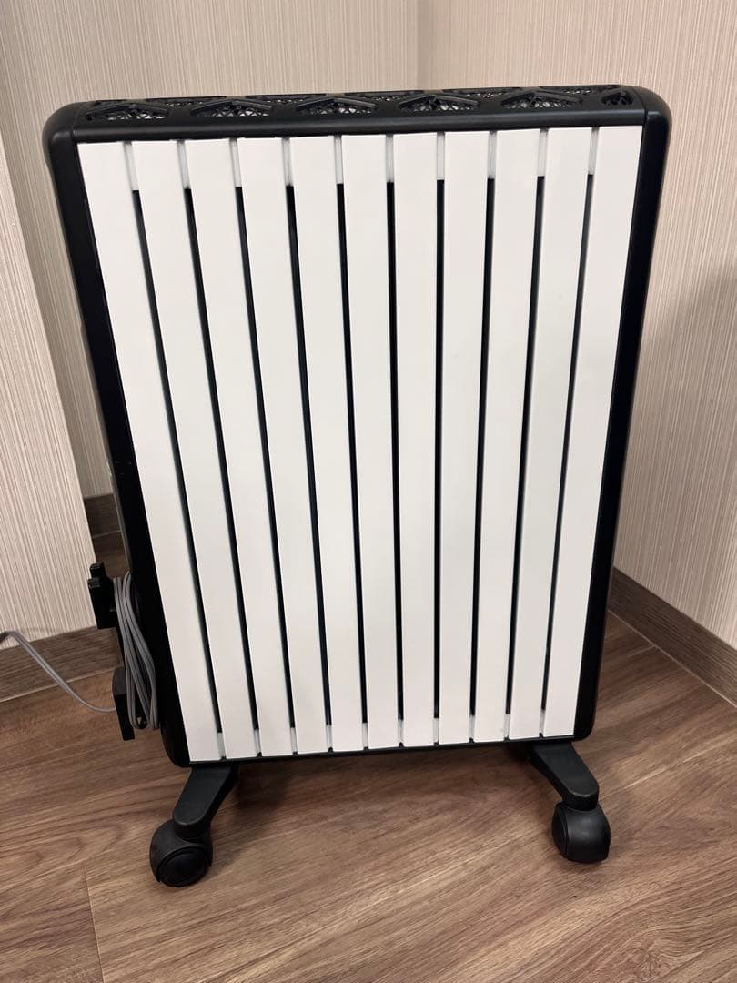 しゃんしゃんさま専用　デロンギ　デジタル表示 電気ヒーター ホワイト/ブラック