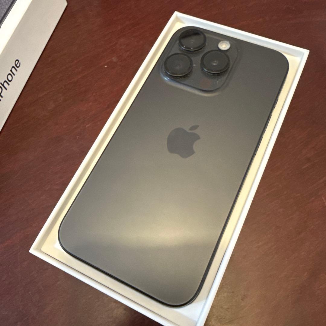 【美品】iPhone 15 Pro 256GB ブラックチタニウム