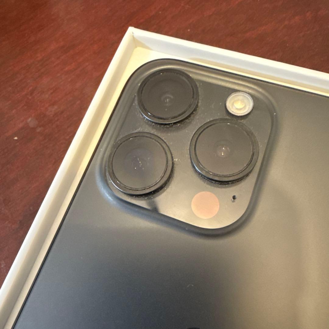 【美品】iPhone 15 Pro 256GB ブラックチタニウム