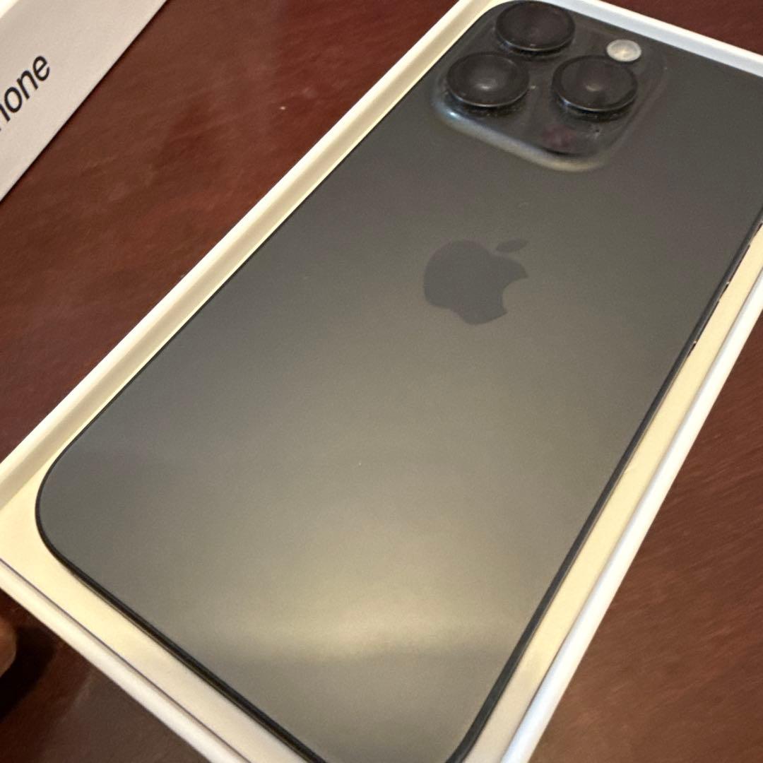 【美品】iPhone 15 Pro 256GB ブラックチタニウム