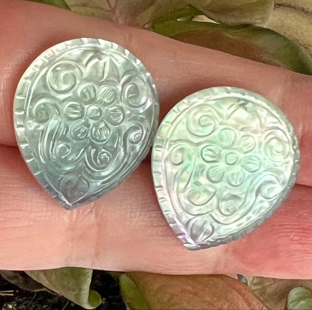 よしみ❤️フローライト　マザーオブパール　カービング　14kgfピアス