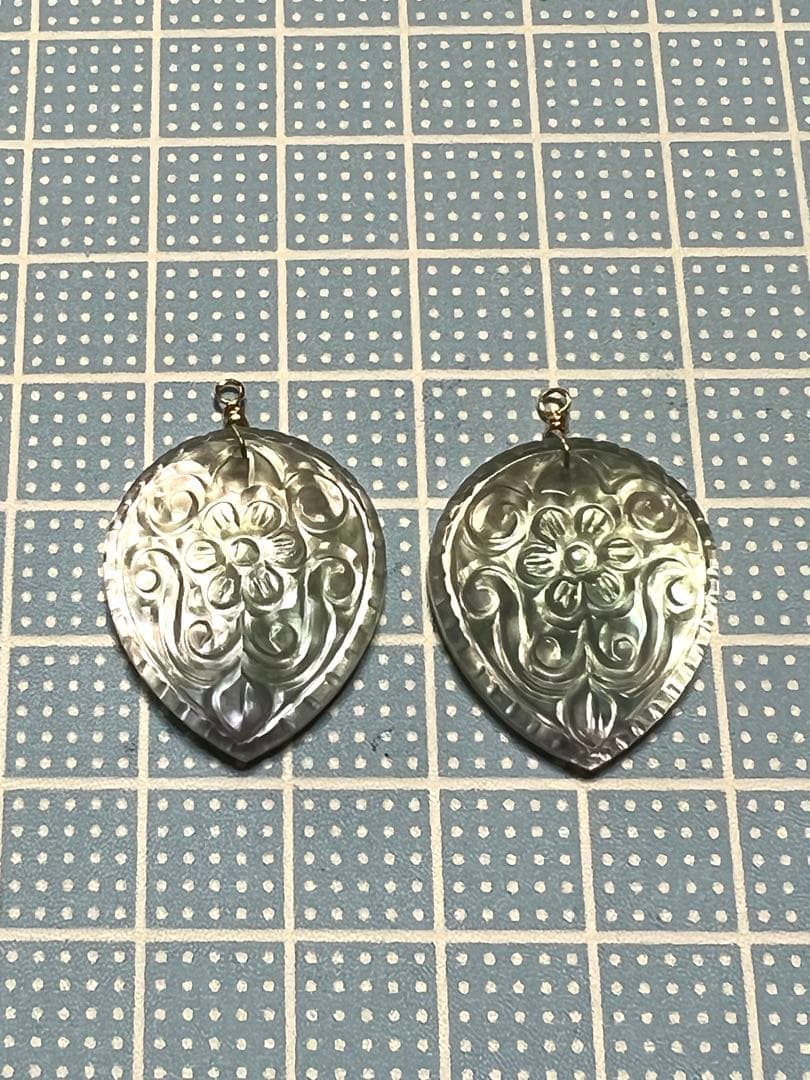 よしみ❤️フローライト　マザーオブパール　カービング　14kgfピアス