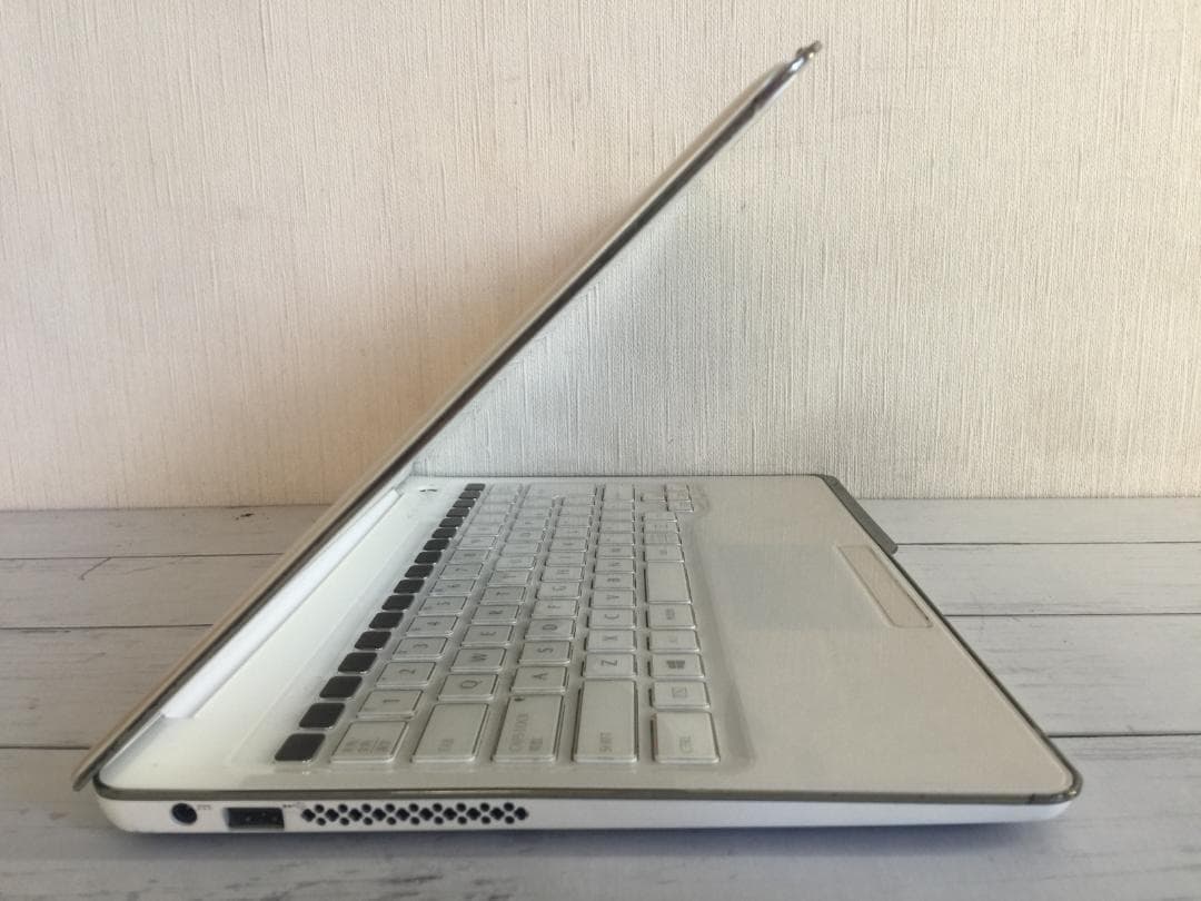 富士通 Floral Kiss FMVC55W おしゃれなコンパクトノート