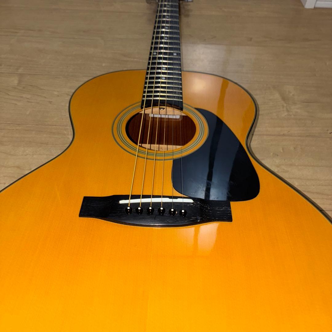 タカミネ　アコースティックギター　スモールタイプで弾きやすいギターです