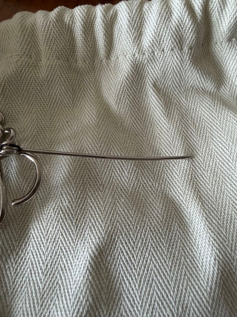 나비나。LOEWE ロエベ　ブローチ　シルバー