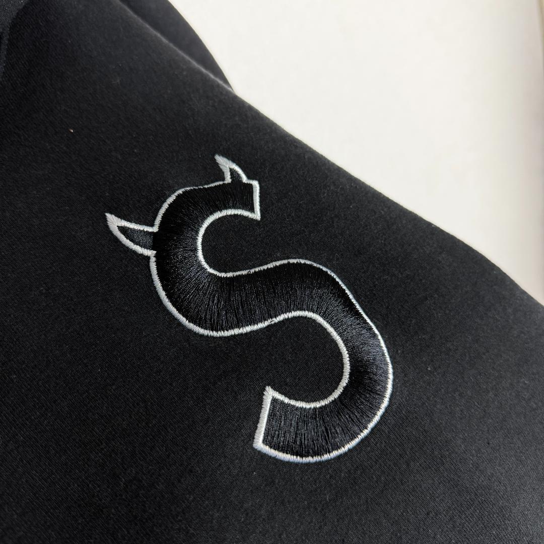 【正規品☆最高デザイン☆肉厚☆即完売モデル】シュプリーム ツノSロゴ刺繍パーカー