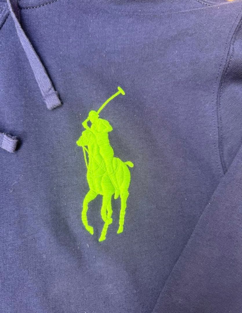 ポロシャツロゴ付きネイビーパーカー