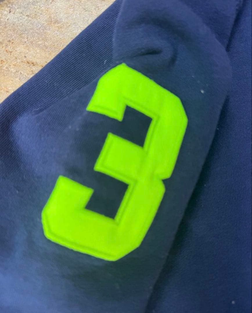 ポロシャツロゴ付きネイビーパーカー