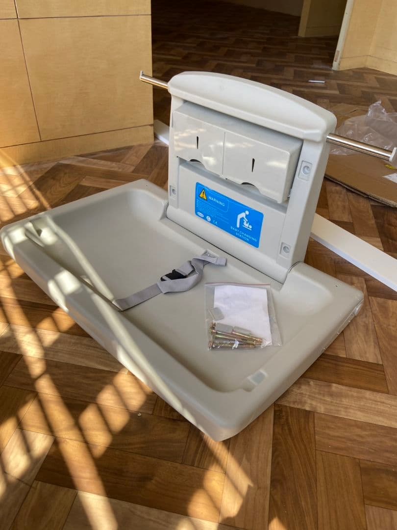 新品未使用！ 壁掛けおむつ交換台