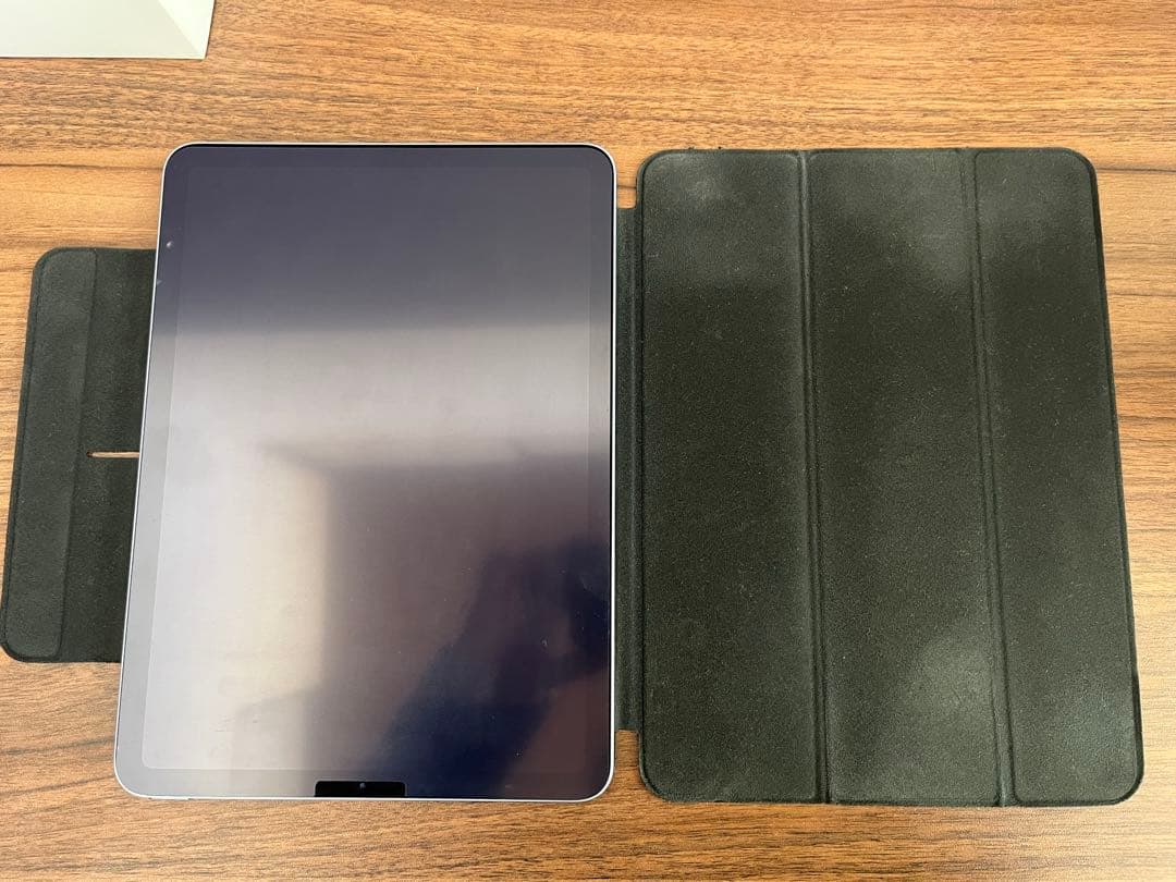 ゆ*ろ様 Apple iPad Air 第四世代本体とESRカバー付き