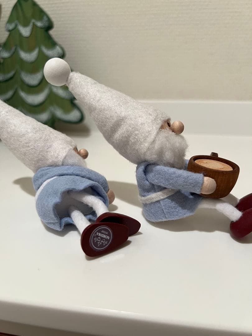 ノルディカニッセ 横たわり肘をつくサンタ&ククサを持ったサンタ