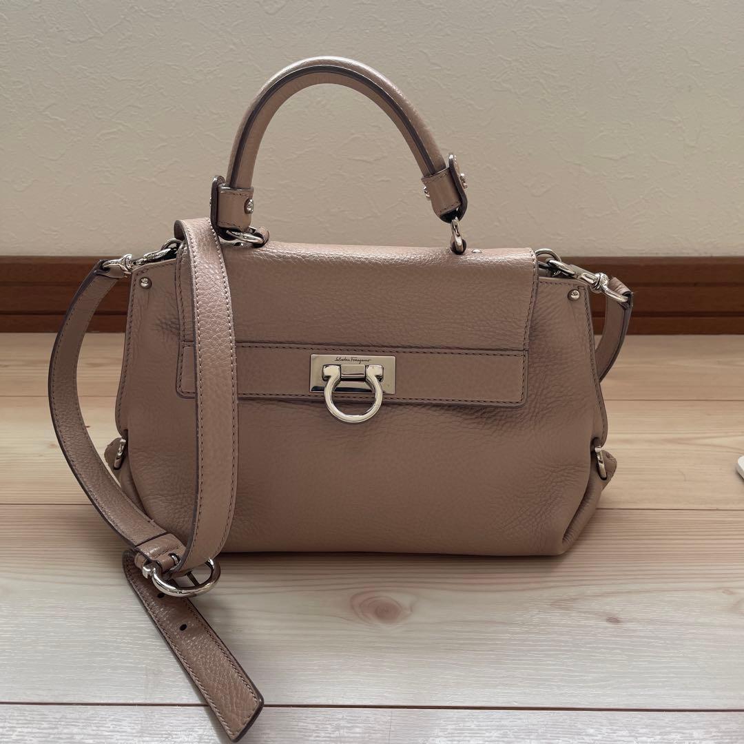 フェラガモ ソフィア　ピンクベージュ