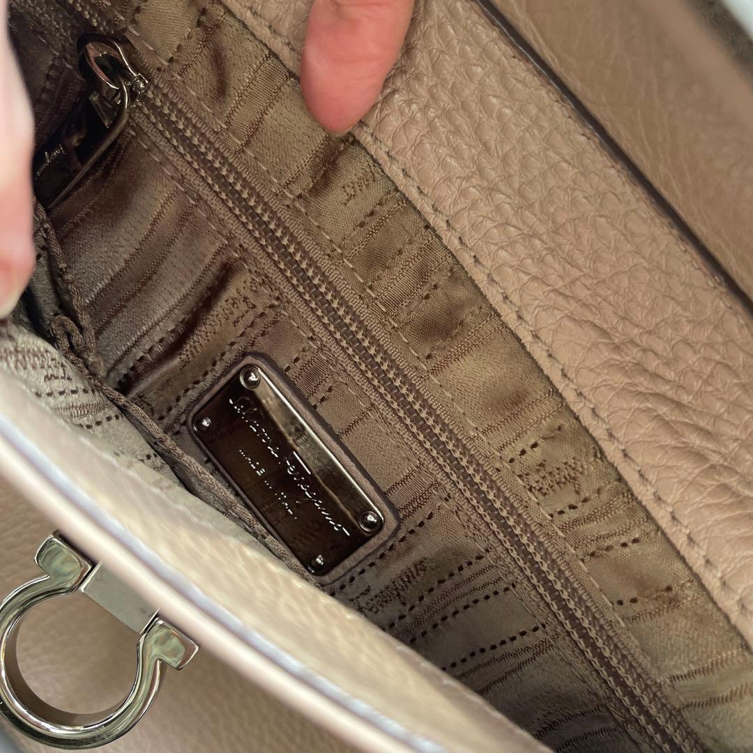 フェラガモ ソフィア　ピンクベージュ