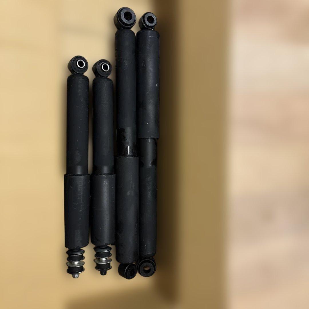 トヨタ　ハイエース 純正ショックアブソーバー フロントリア　サスペンション