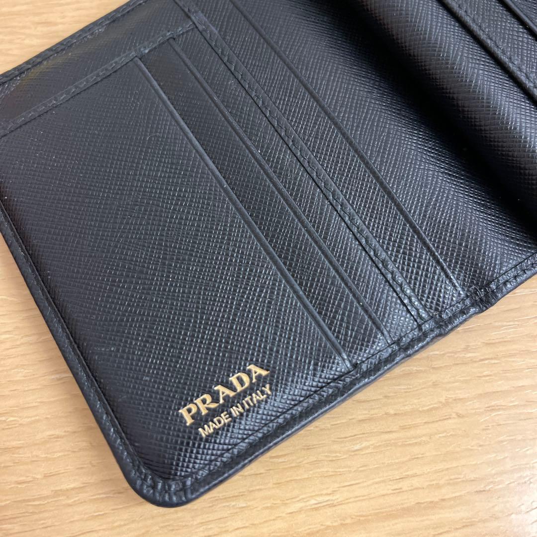 プラダ　二つ折り財布　ブラック