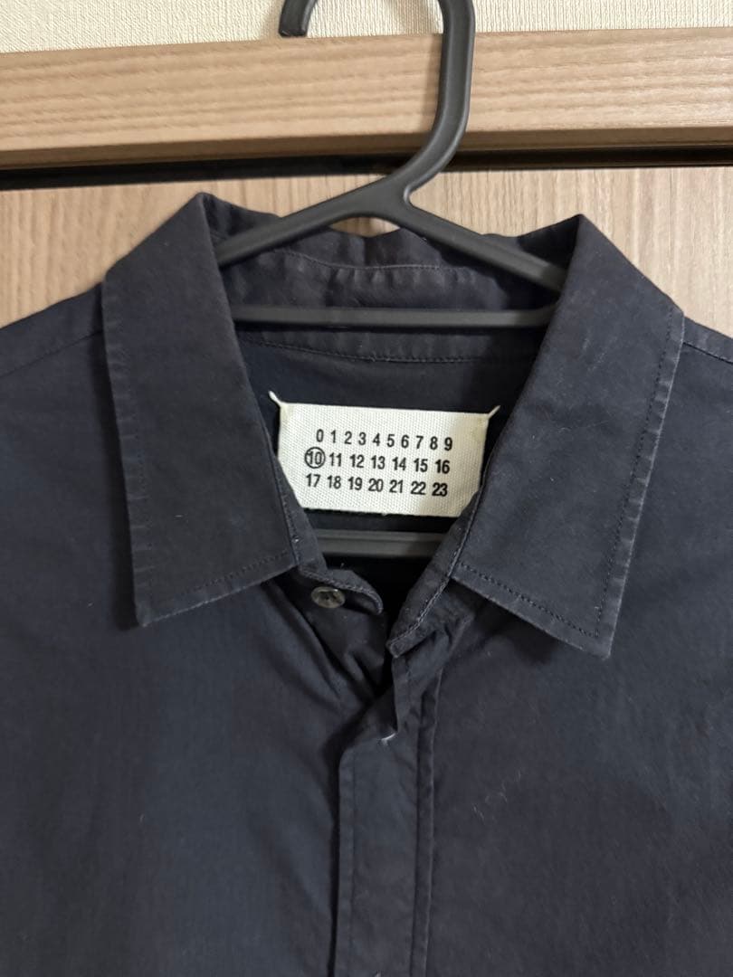 メゾンマルジェラ(Maison Martin Margiela)ブラックシャツ