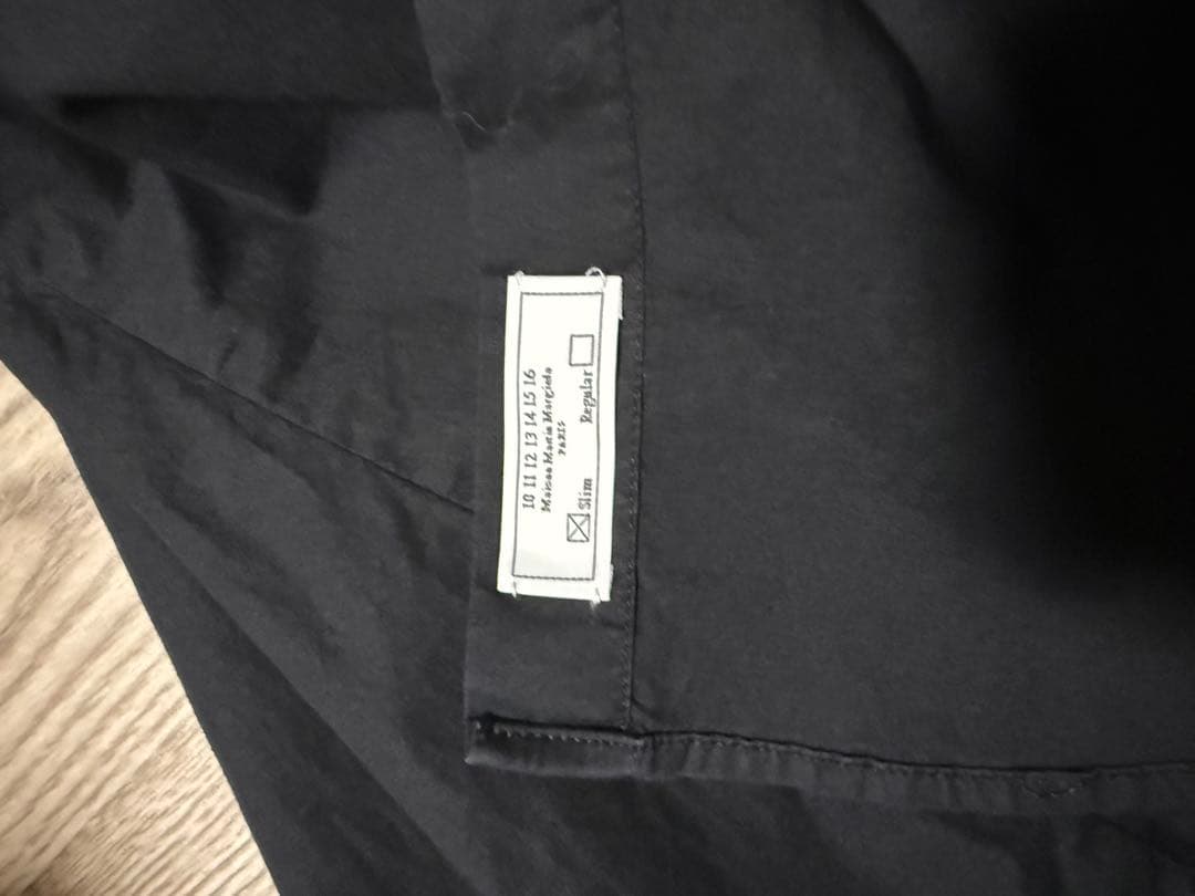 メゾンマルジェラ(Maison Martin Margiela)ブラックシャツ