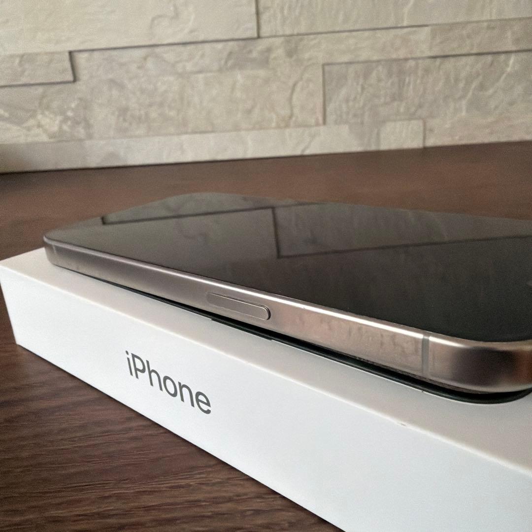 iPhone 15 Pro 本体 ナチュラルチタニウム　256GB