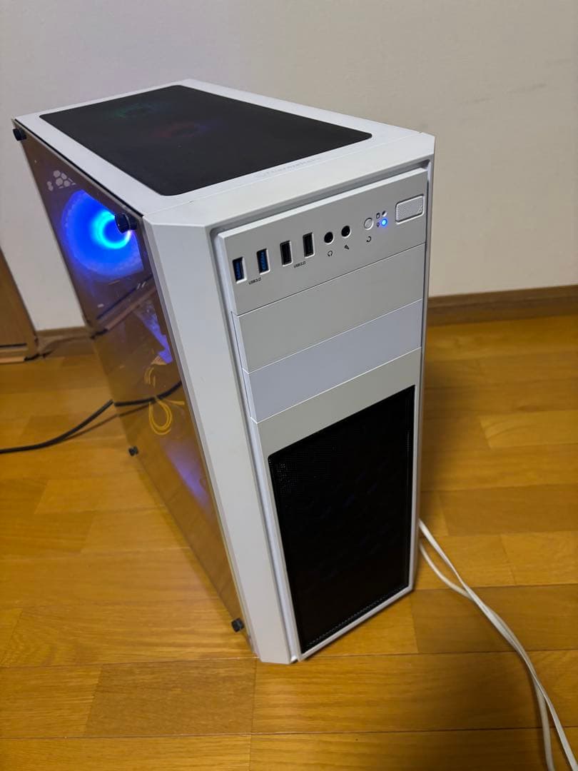 結構光る！自作ゲーミングPC中古です！新品M.2SSDで快適！