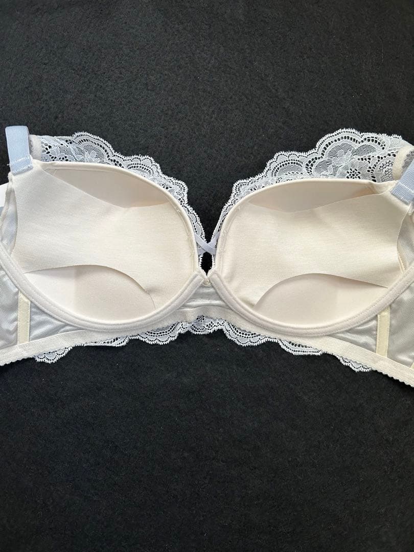 ワコール　Wacoal　ブラ／ショーツ（２枚）セット 重力に負けないバストケア