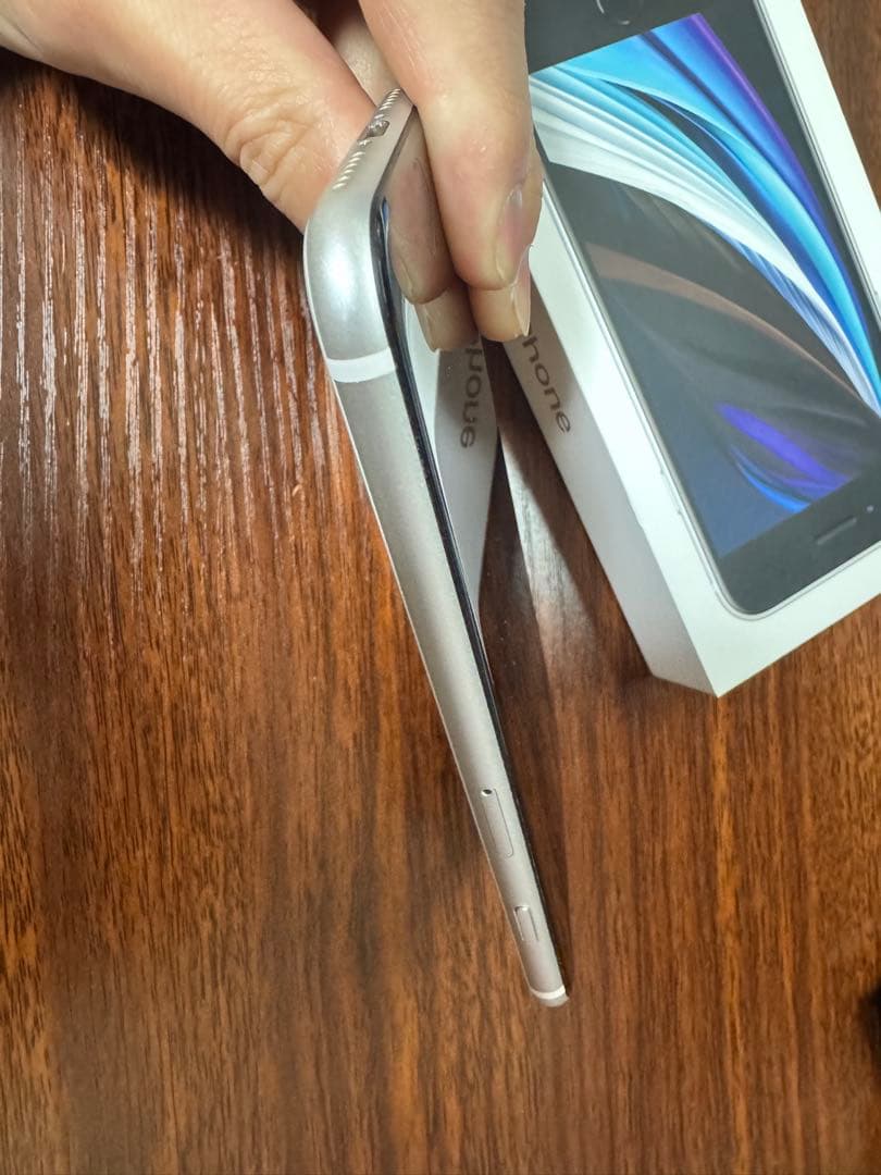 Apple iPhone SE (第2世代) 本体　ホワイト 128GB