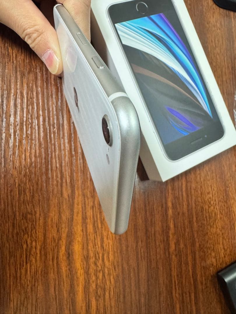 Apple iPhone SE (第2世代) 本体　ホワイト 128GB