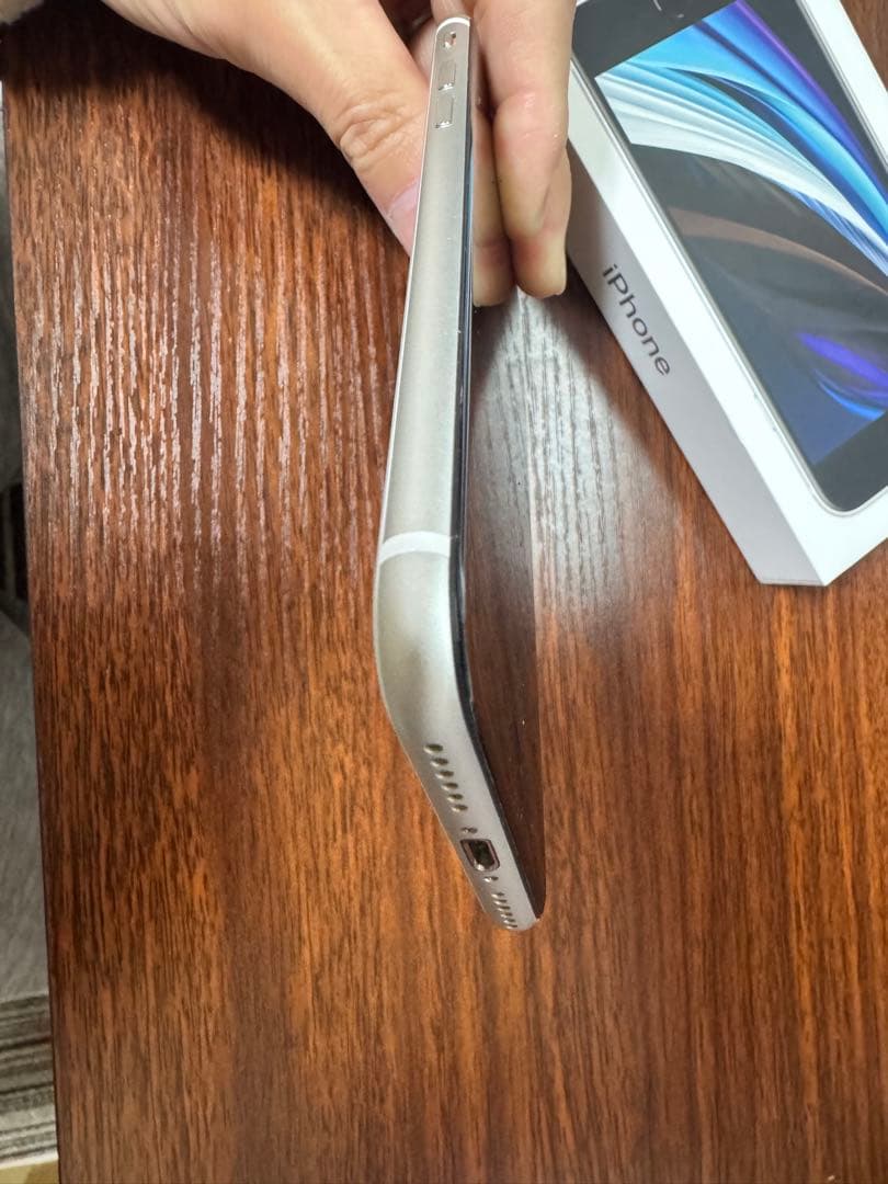 Apple iPhone SE (第2世代) 本体　ホワイト 128GB