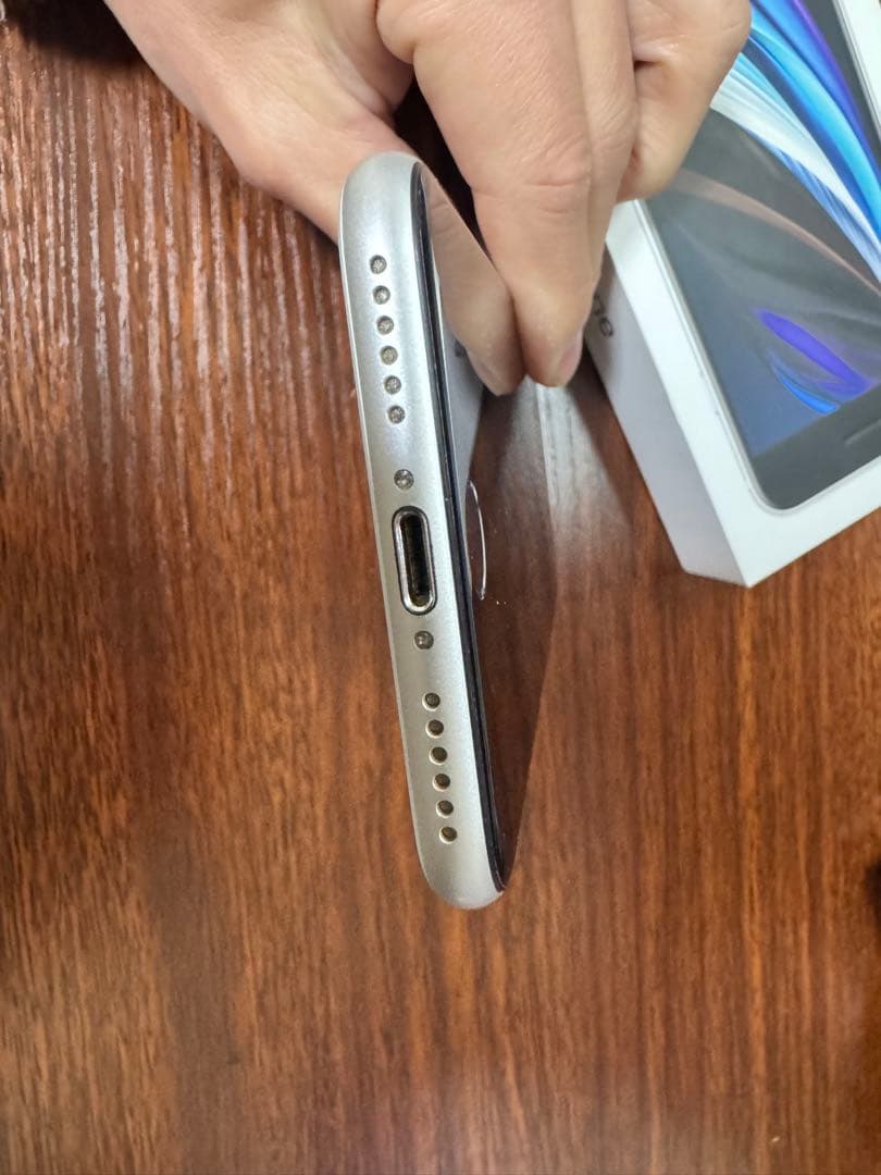 Apple iPhone SE (第2世代) 本体　ホワイト 128GB