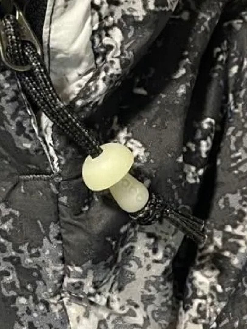 ナイキACG ダウンジャケット　迷彩柄 プリマロフト 美品　ドローコード付き