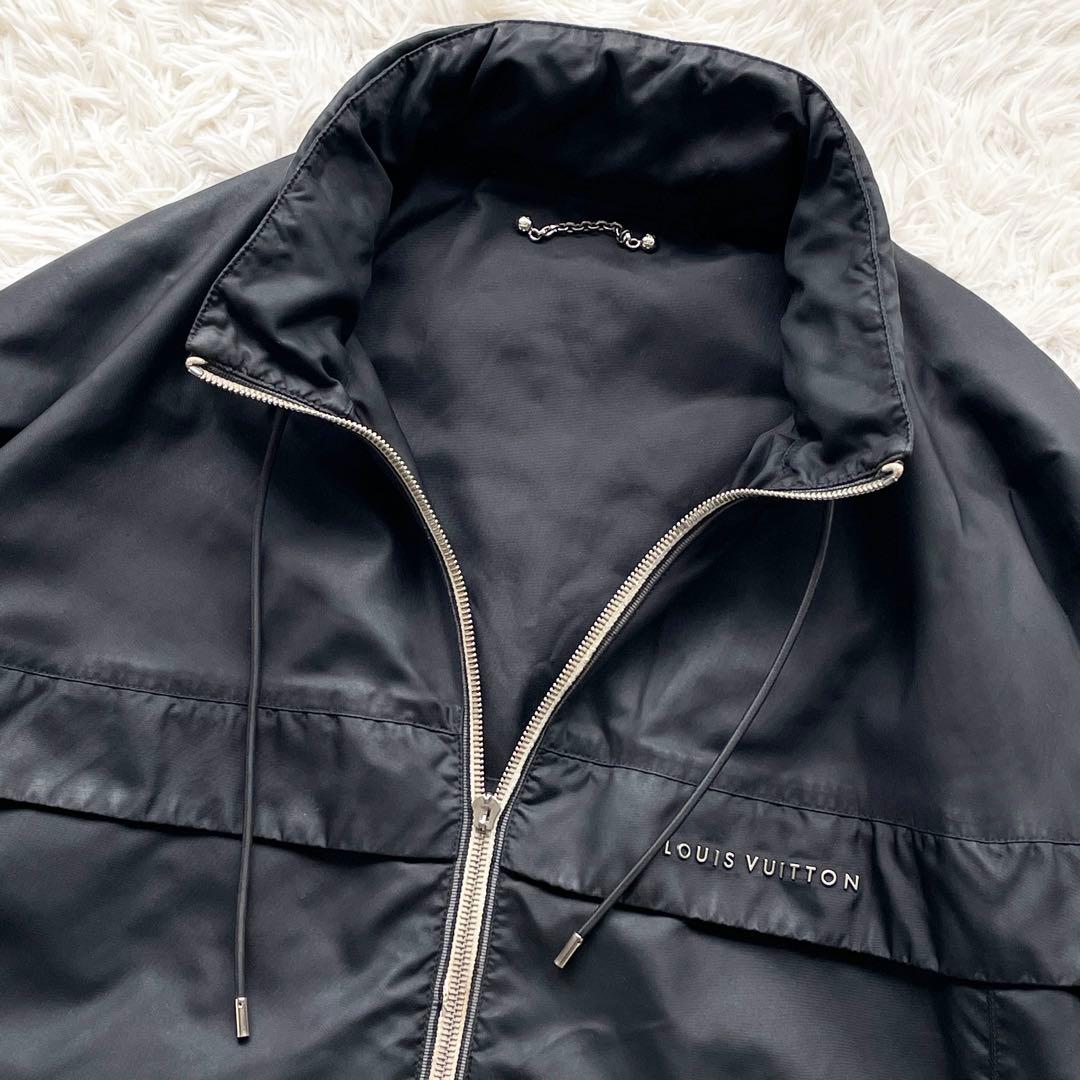XLサイズ ルイヴィトン ナイロンジャケット 立体メタルロゴ 収納フード 黒
