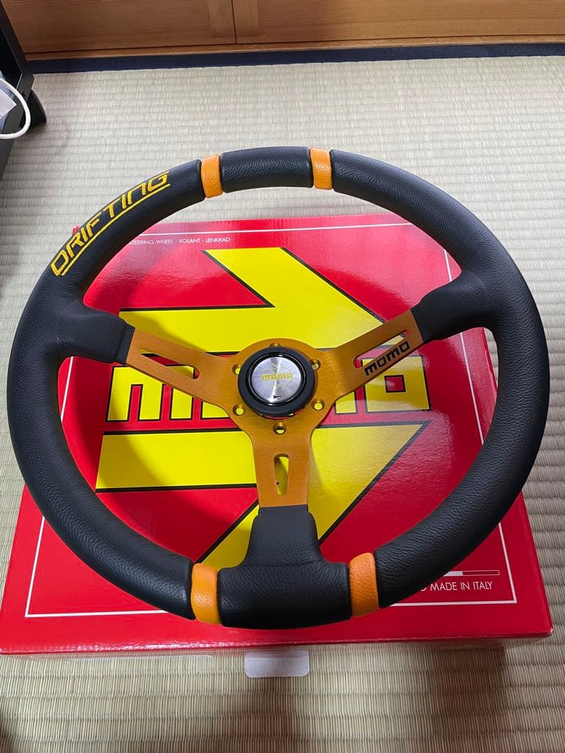 momo DRIFTING ステアリング　φ35 ディープコーン