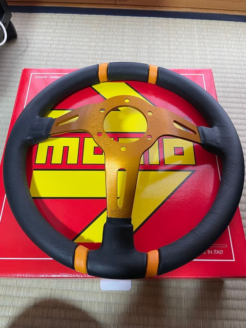 momo DRIFTING ステアリング　φ35 ディープコーン