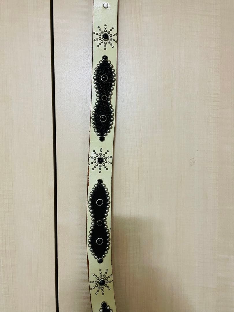 【最終価格】HTC レザー ベルト スタッズ ピーナッツ 白 黒