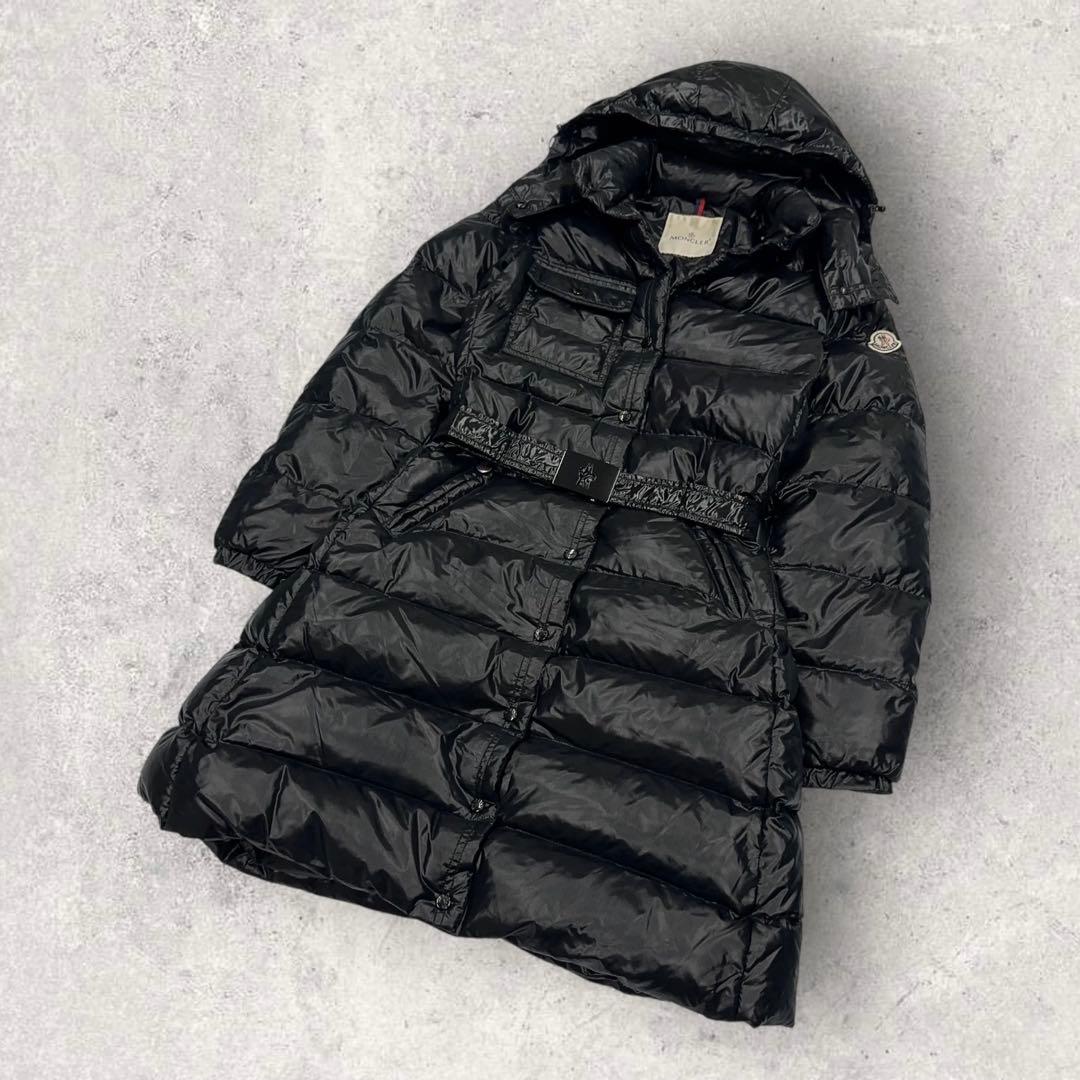 11748【美品・ベルト付き】モンクレール　ワッペン付きダウンコートジャケット黒