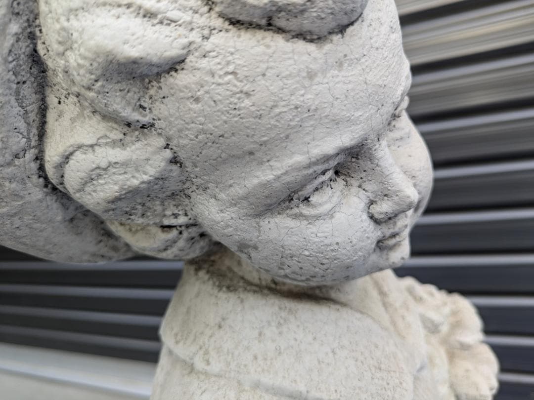 478　イタリア製　石像　花束を持つ子ども　ガーデンオーナメント