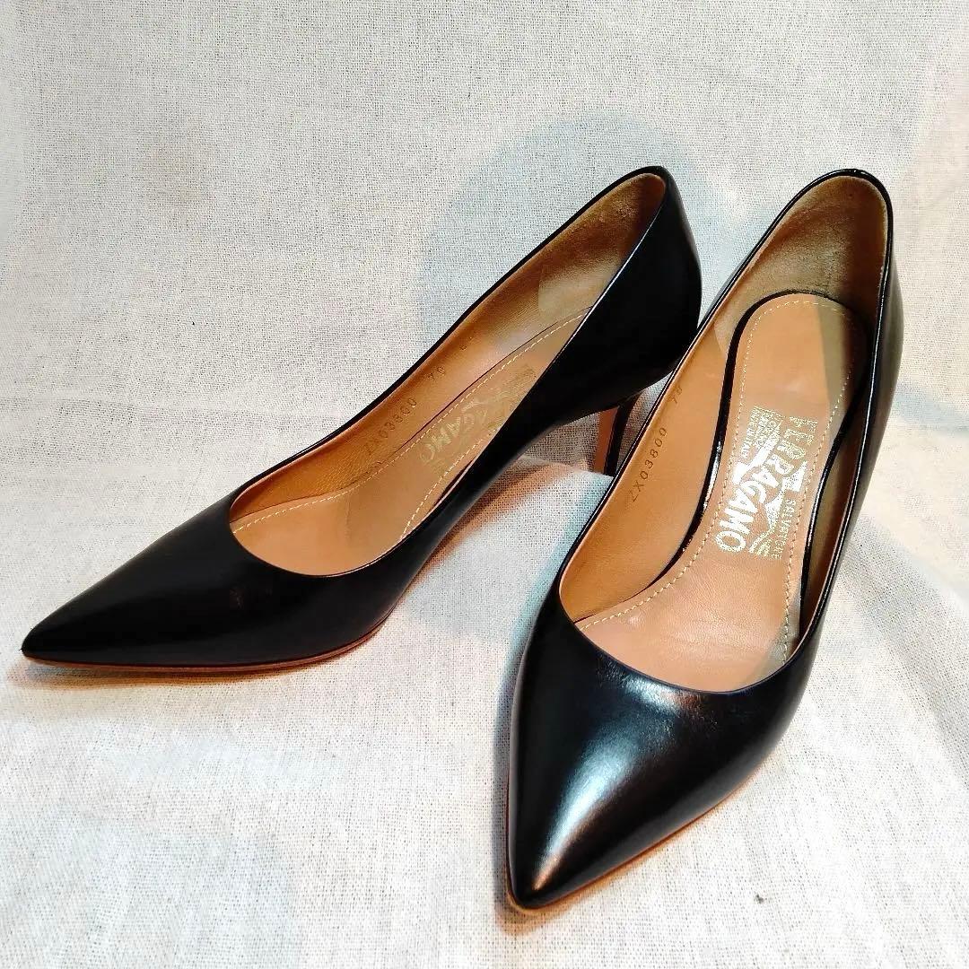 Ferragamo 黒 ポインテッドトゥパンプス