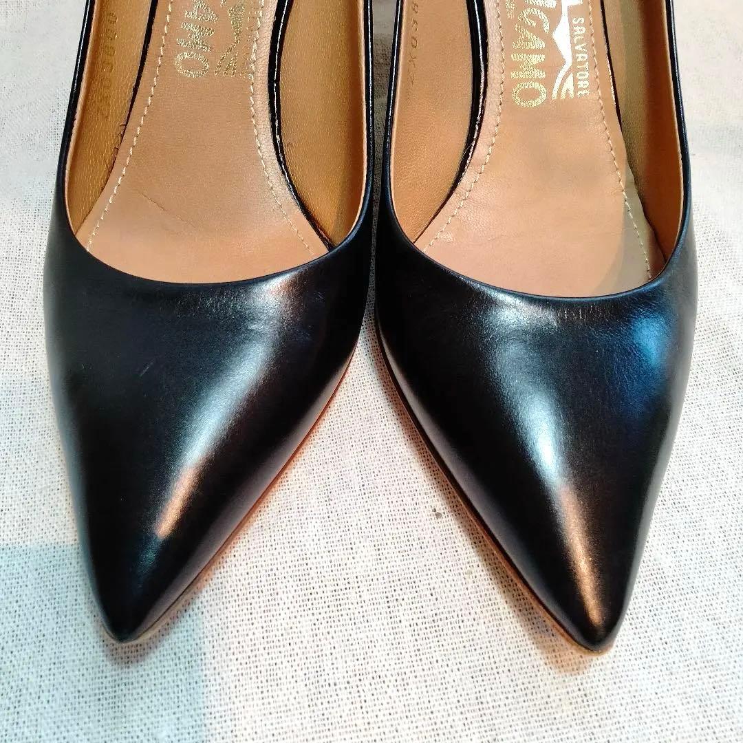Ferragamo 黒 ポインテッドトゥパンプス