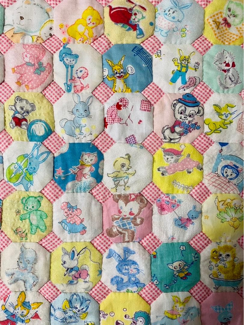 パッチワークキルト　ビンテージアニマルのオクタゴンのキルト