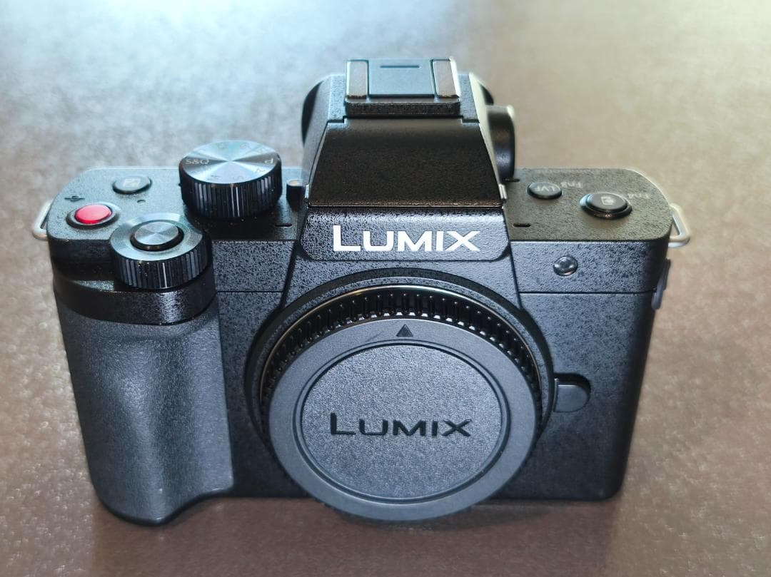 LUMIX ミラーレス一眼（G100D：中古) 超美品です。