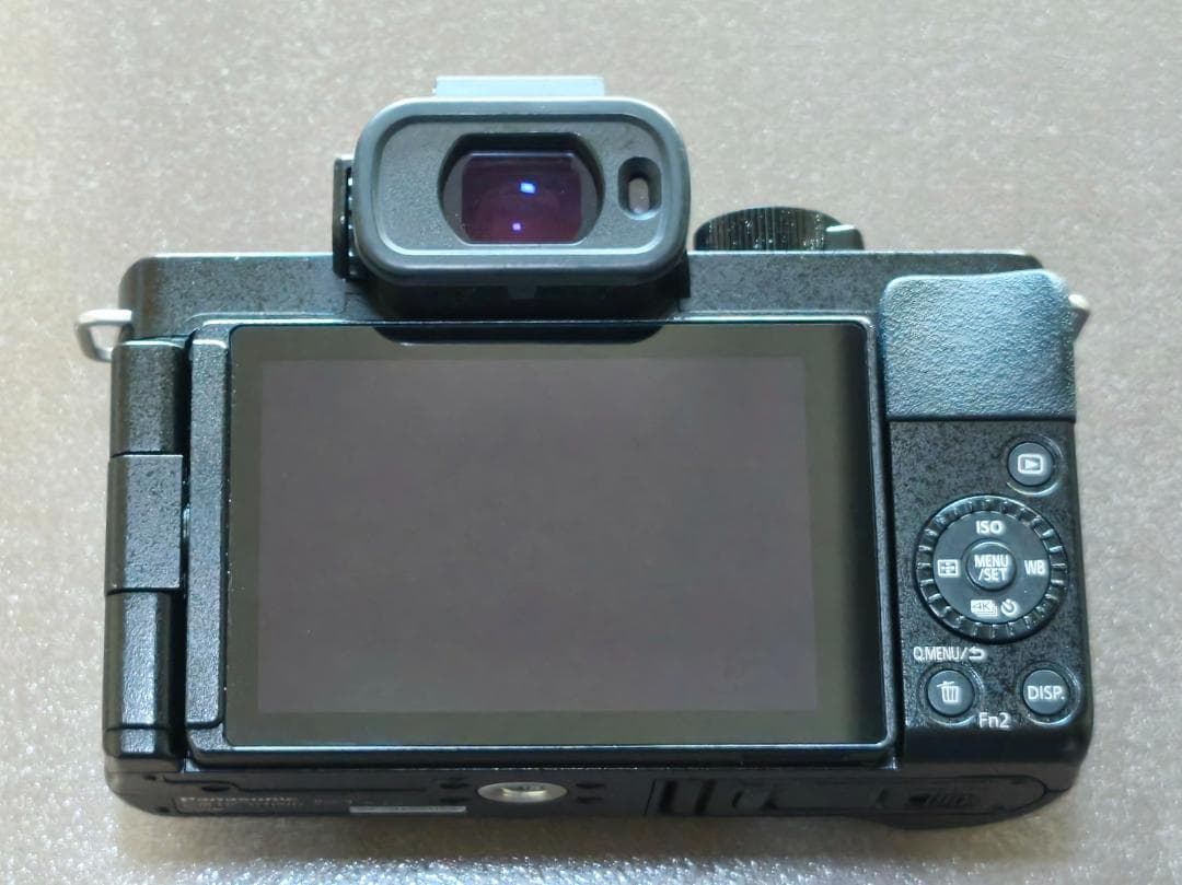 LUMIX ミラーレス一眼（G100D：中古) 超美品です。