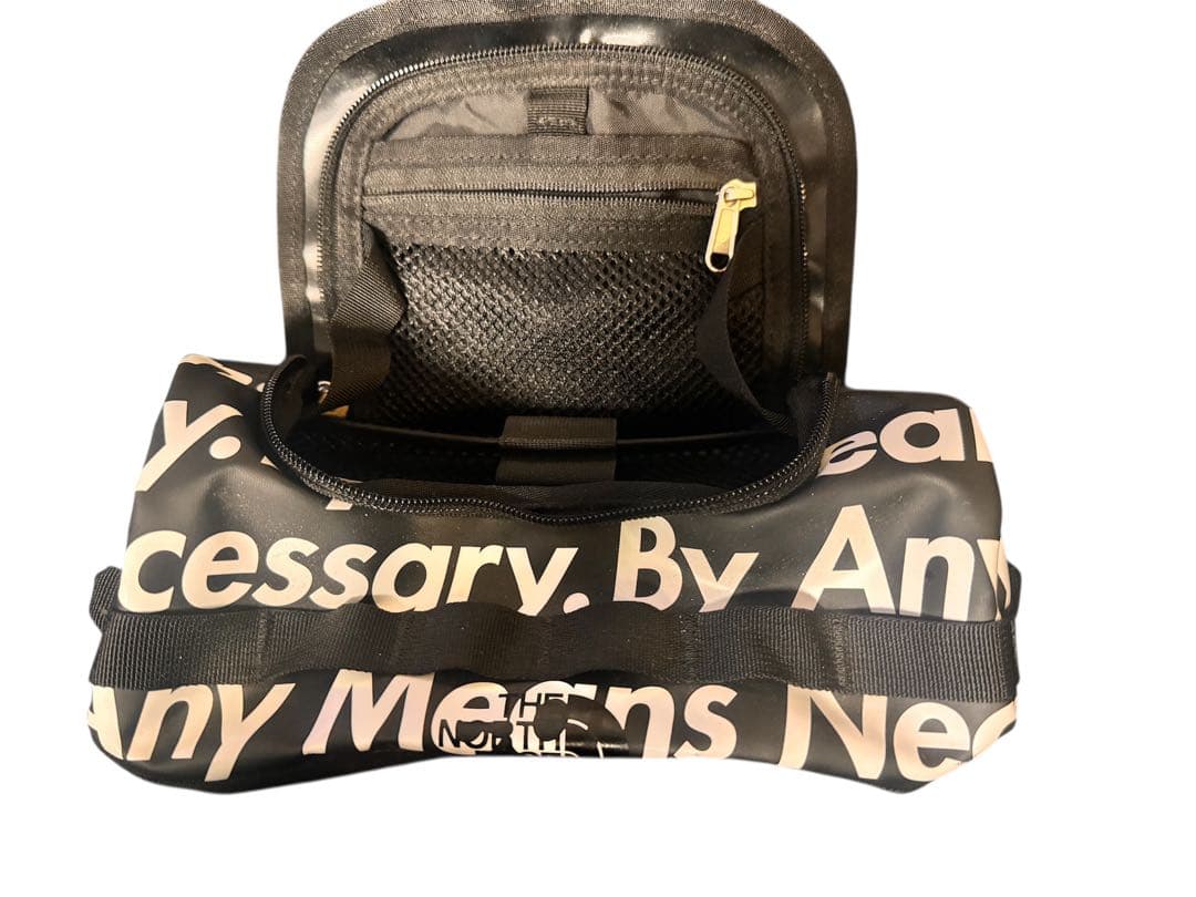 Supreme north faceトラベルポーチ