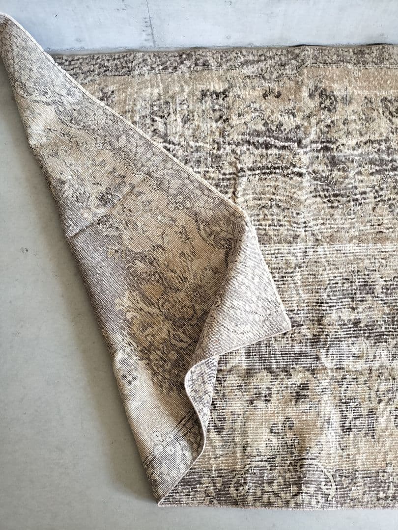 シャビーグレーとベージュ　ヴィンテージトルコラグ　石田ゆり子さんNo.673