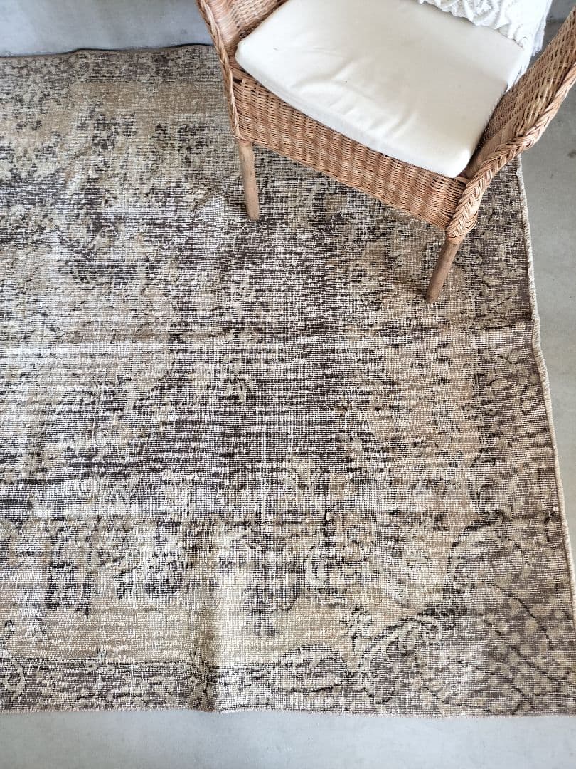 シャビーグレーとベージュ　ヴィンテージトルコラグ　石田ゆり子さんNo.673