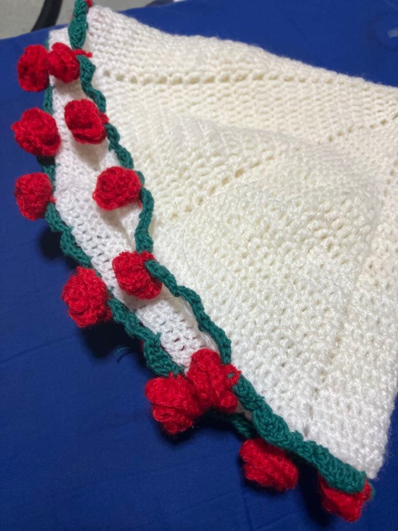 編み物の白いスカーフとストライプの靴下