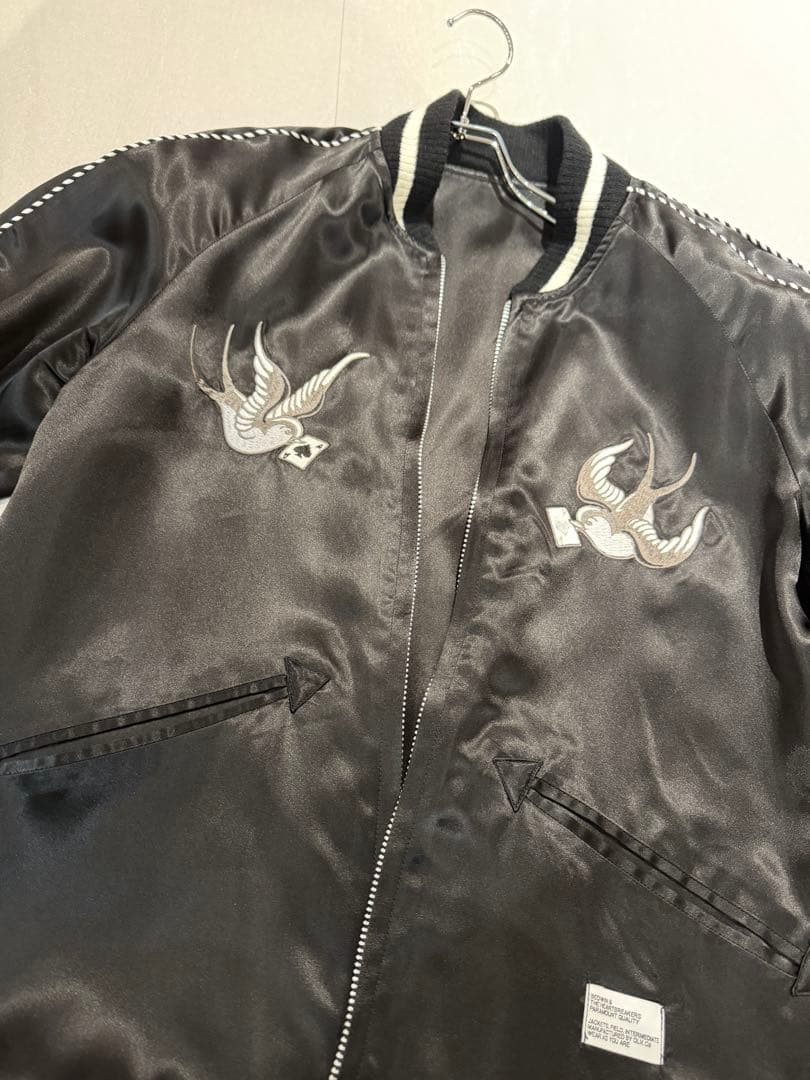 【超美品】高級感溢れるサテン地 ツバメ刺繍 ボンバージャケット 黒